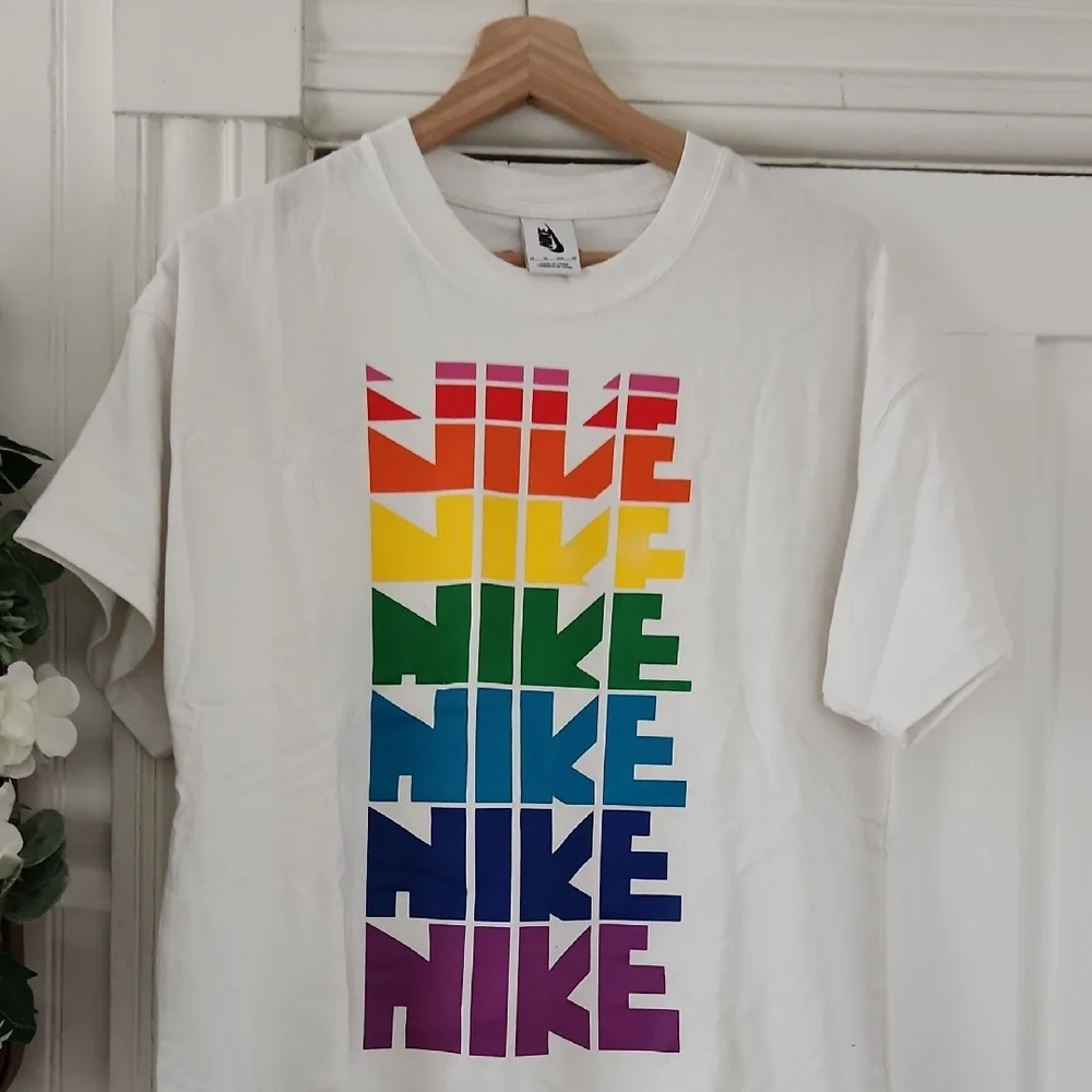 Nike‎ Rainbow Graphic Tee XS